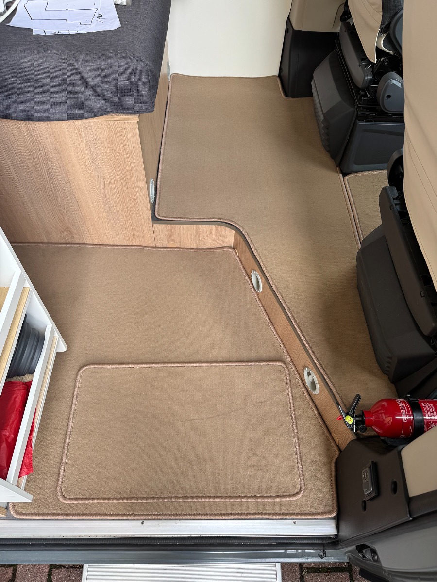 Passgenau und perfekt verarbeitet wurden die Wohnmobilmatten im Caravan platziert.
